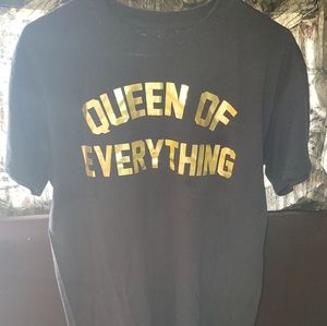 "QUEEN OF EVERYTHING" BLACK T-SHIRT